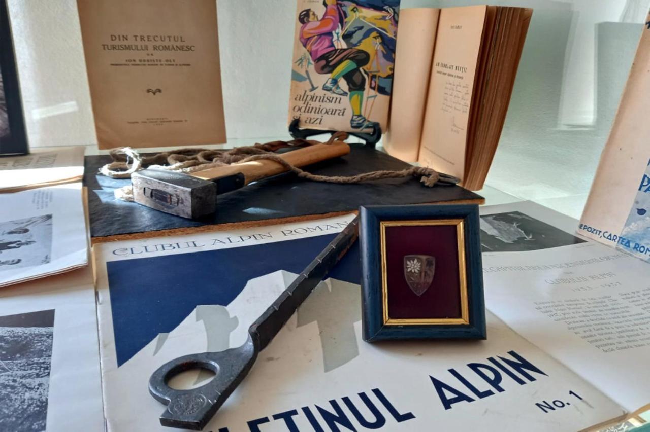 Pensjonat Galeria Turismului Montan Cîrţişoara Zewnętrze zdjęcie